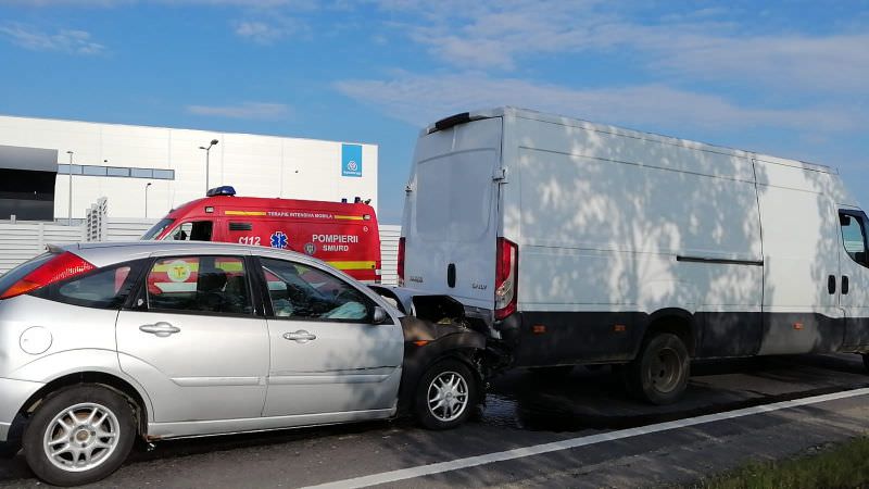 foto accident în zona industrială vest. o mașină a intrat sub un microbuz