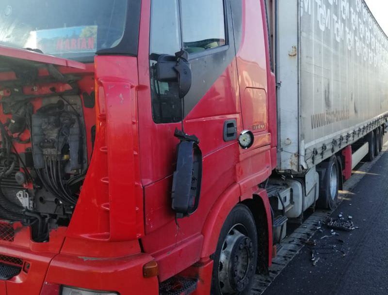 foto accident pe autostradă la ieșirea spre mediaș - tir oprit pe banda de urgență lovit de alt autocamion