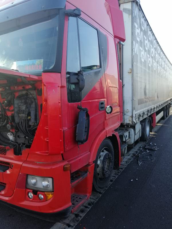 FOTO Accident pe autostradă la ieșirea spre Mediaș - TIR oprit pe banda de urgență lovit de alt autocamion