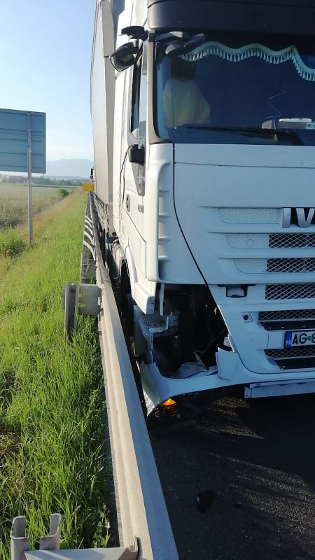 FOTO Accident pe autostradă la ieșirea spre Mediaș - TIR oprit pe banda de urgență lovit de alt autocamion