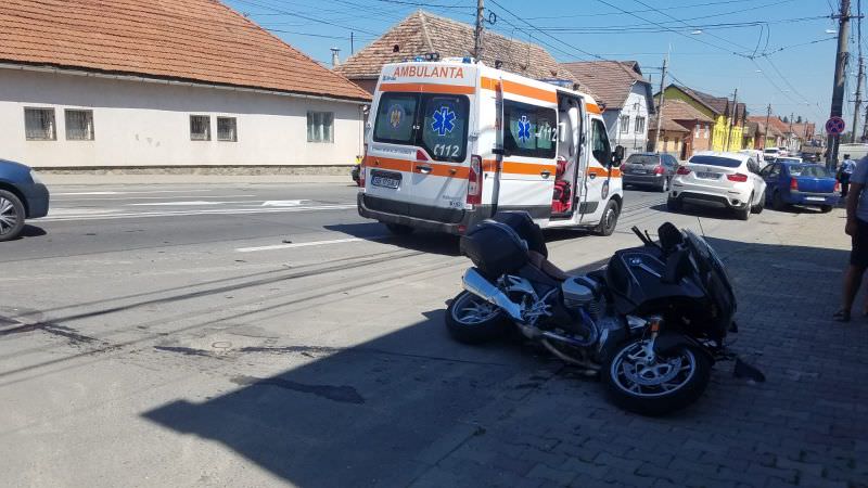 update foto motocicletă lovită de o mașină în intersecție - două persoane rănite