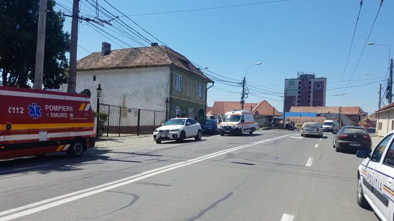 update foto motocicletă lovită de o mașină în intersecție - două persoane rănite