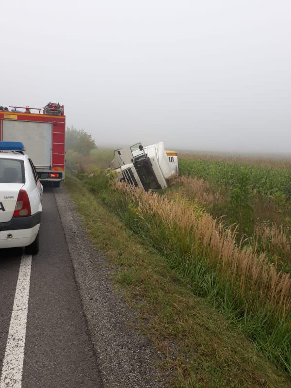 foto tir în șanț lângă axente sever. șoferul ar fi adormit la volan