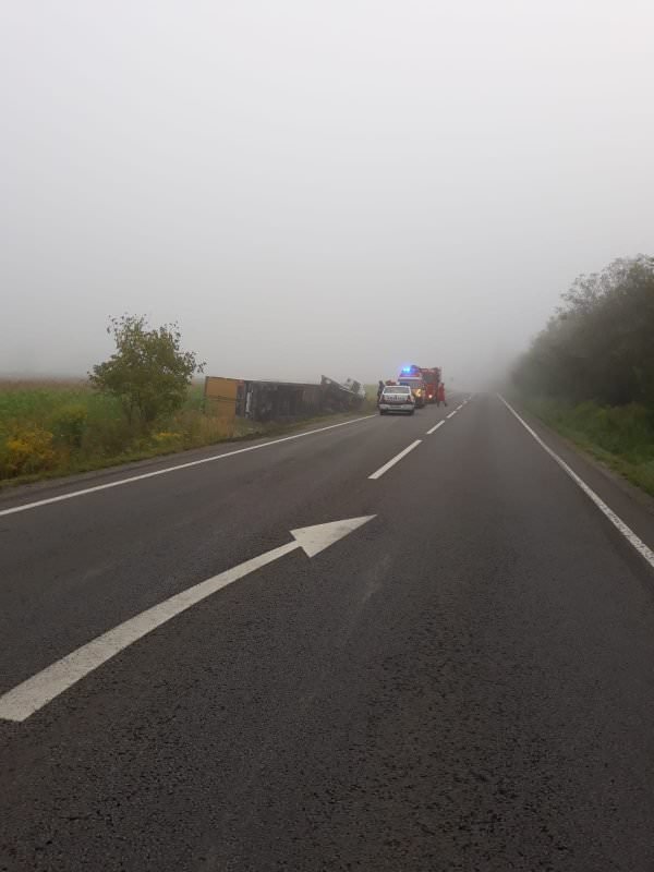 foto tir în șanț lângă axente sever. șoferul ar fi adormit la volan