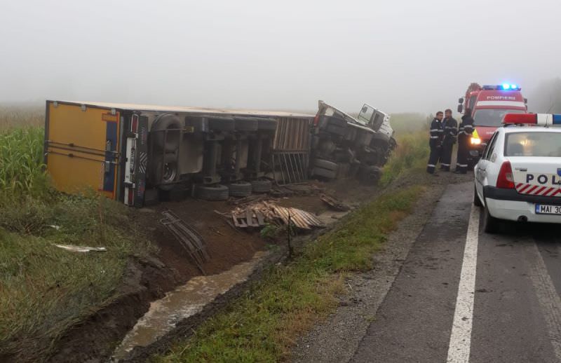 foto tir în șanț lângă axente sever. șoferul ar fi adormit la volan