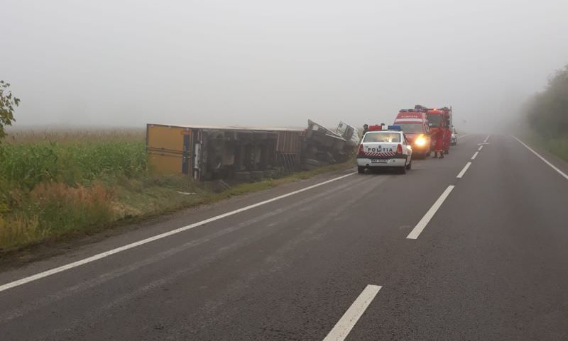 foto tir în șanț lângă axente sever. șoferul ar fi adormit la volan