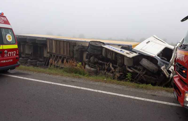 foto tir în șanț lângă axente sever. șoferul ar fi adormit la volan