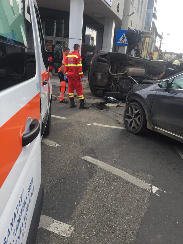 foto video accident pe bulevardul victoriei. o mașină răsturnată