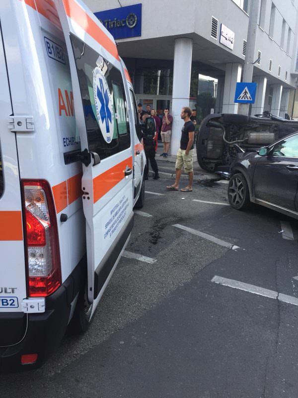 foto video accident pe bulevardul victoriei. o mașină răsturnată