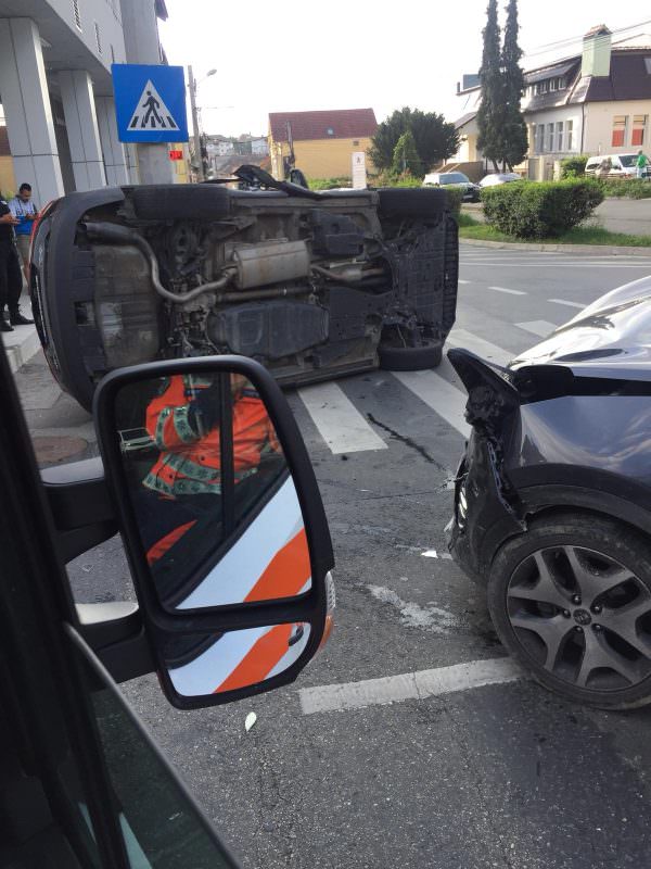 foto video accident pe bulevardul victoriei. o mașină răsturnată