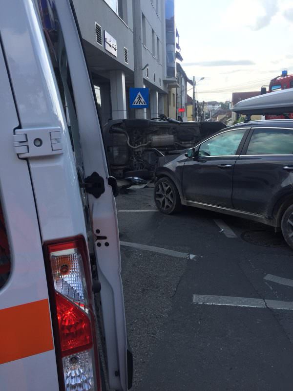 foto video accident pe bulevardul victoriei. o mașină răsturnată