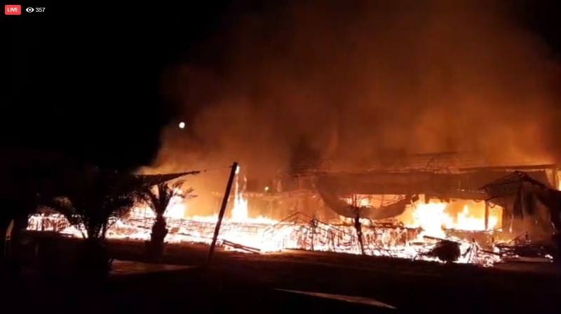 FOTO VIDEO - Incendiu la un club de fițe din Mamaia. S-a făcut scrum