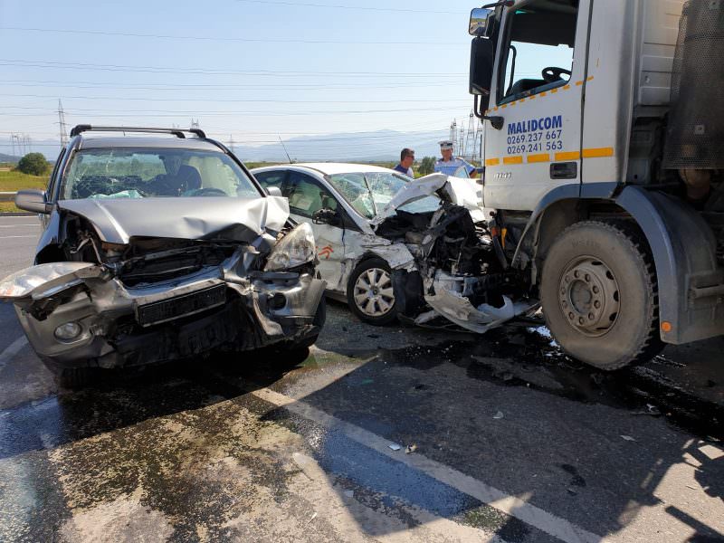 foto accident la ieșire din sibiu spre agnita - două mașini s-au lovit de un tir