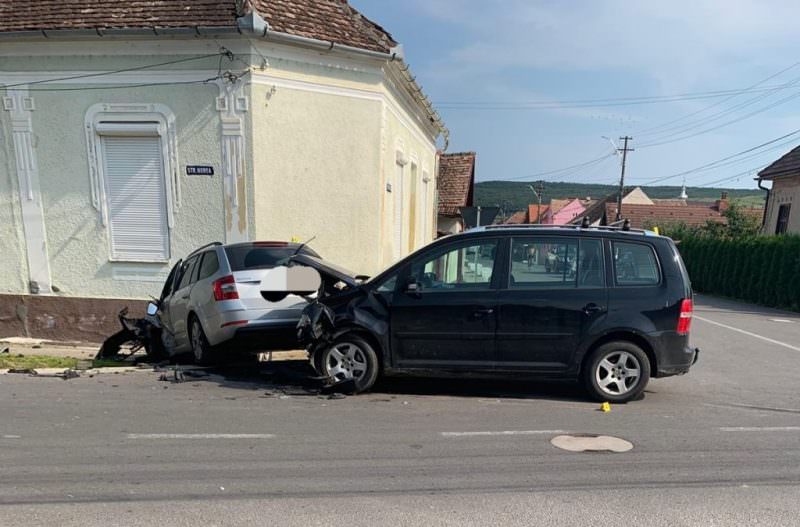 foto accident cu un rănit la dumbrăveni - o mașină a ajuns în zidul unei case