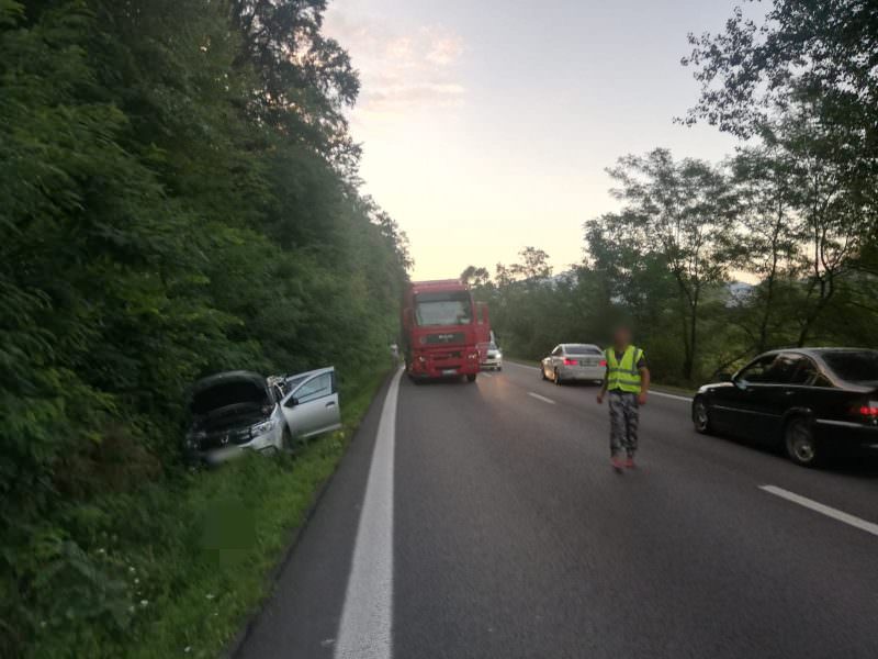 foto accident pe dn7 între sibiu și râmnicu vâlcea - mașină zburată de pe carosabil