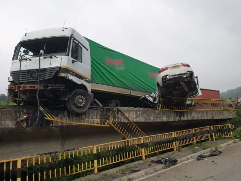 foto femeie rănită grav într-un accident pe valea oltului - mașina în care se afla s-a izbit de un tir