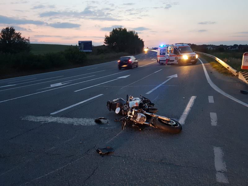 foto motocicletă lovită de o mașină pe dn1 la intersecția cu șelimbăr