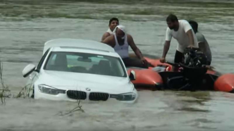 un tânăr aruncă în apă un bmw nou nouț cadou de la părinți pentru că voia un jaguar