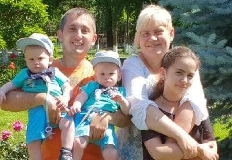 foto familie din sibiu spulberată într-un accident pe autostradă – cei trei copii și părinții au nevoie de ajutor