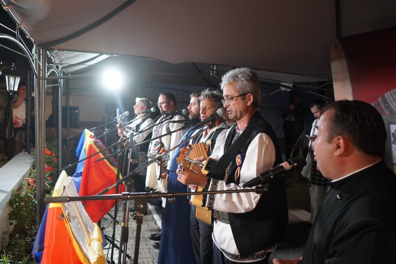 video foto sute de sibieni au venit să se închine la biserica de pe strada dealului, în ziua hramului