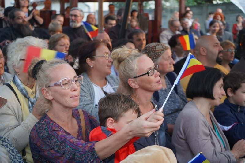 VIDEO FOTO Sute de sibieni au venit să se închine la biserica de pe strada Dealului, în ziua hramului