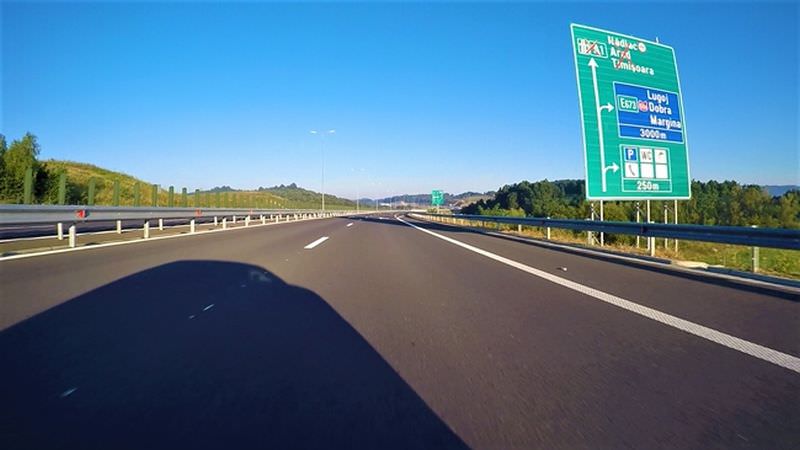 autostrada deva - lugoj inaugurată cu semnele vechi de circulație. șoferii ies tot în drumul național