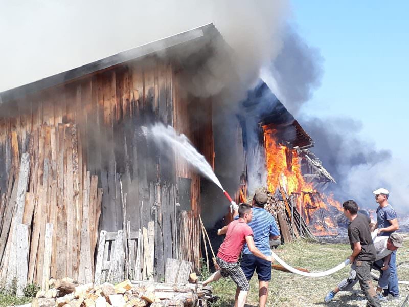 foto incendiul de la gura râului - au murit 19 oi