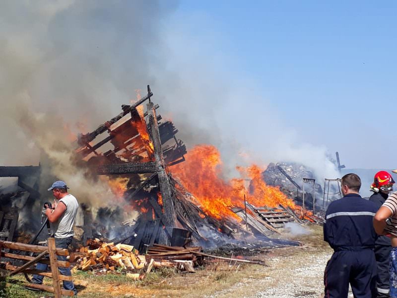 foto incendiul de la gura râului - au murit 19 oi