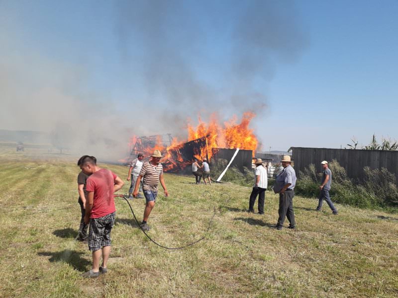 update video foto incendiu la un depozit de lemne din gura râului