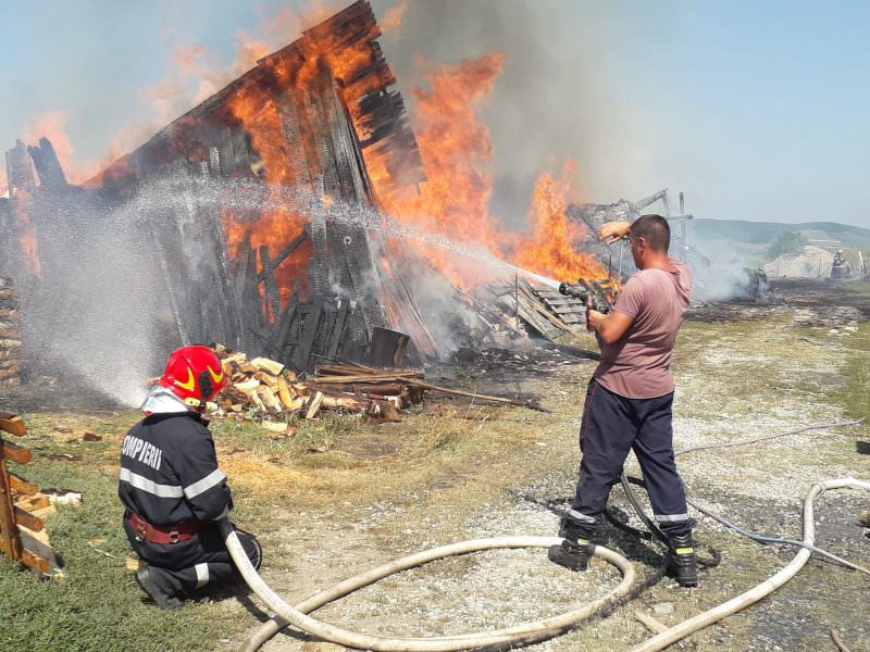 update video foto incendiu la un depozit de lemne din gura râului