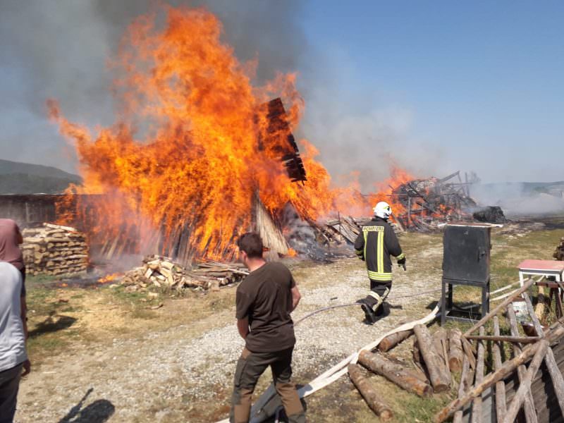 update video foto incendiu la un depozit de lemne din gura râului