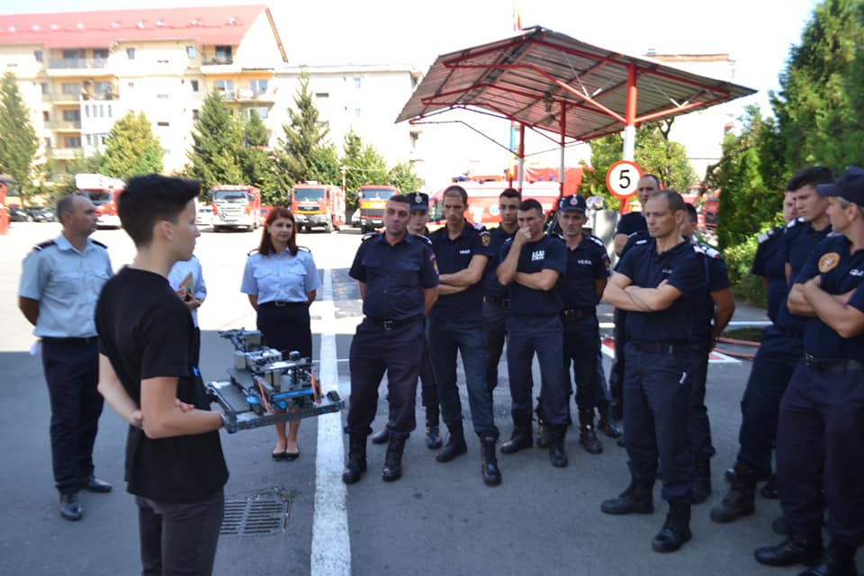 foto elevii olimpici sibieni în vizită la isu sibiu - și-au prezentat robotul pompier creat de ei