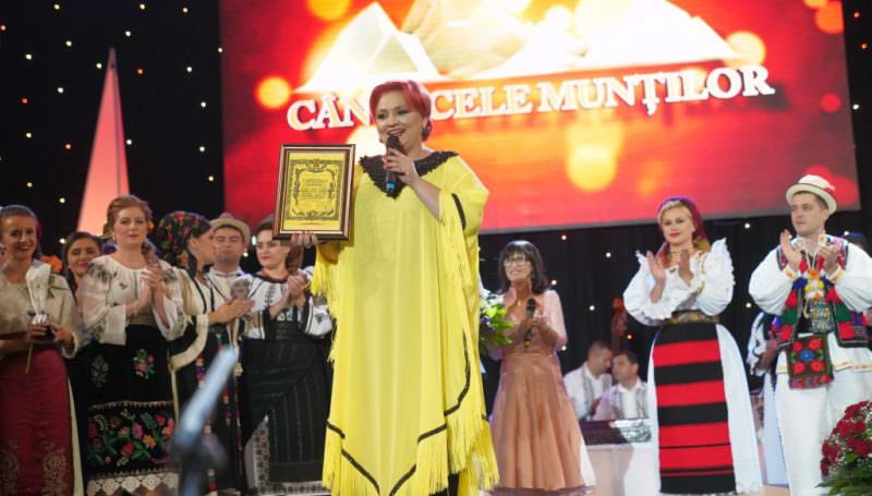 junii sibiului și silvia macrea, onorați pe scena festivalului „cântecele munților” în piața mare