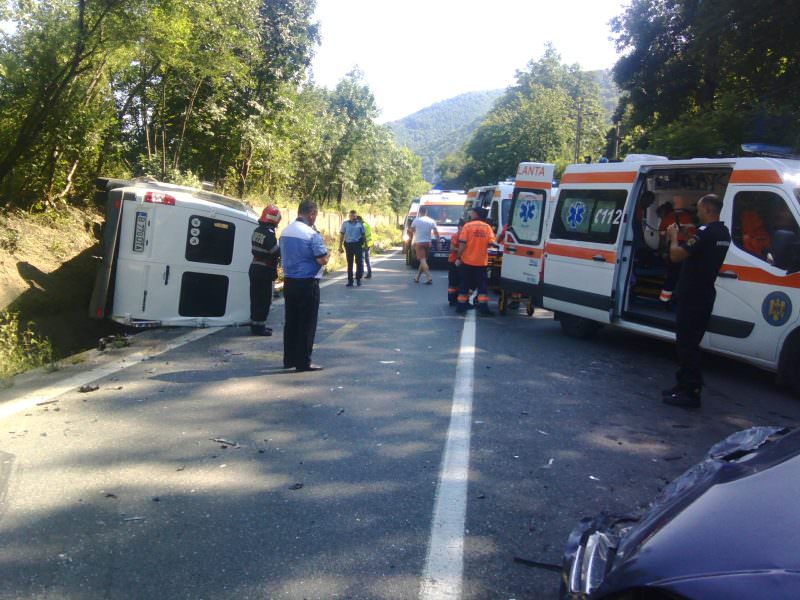 video foto - treisprezece răniți în accidentul grav de pe valea oltului. unul a fost luat cu elicopterul