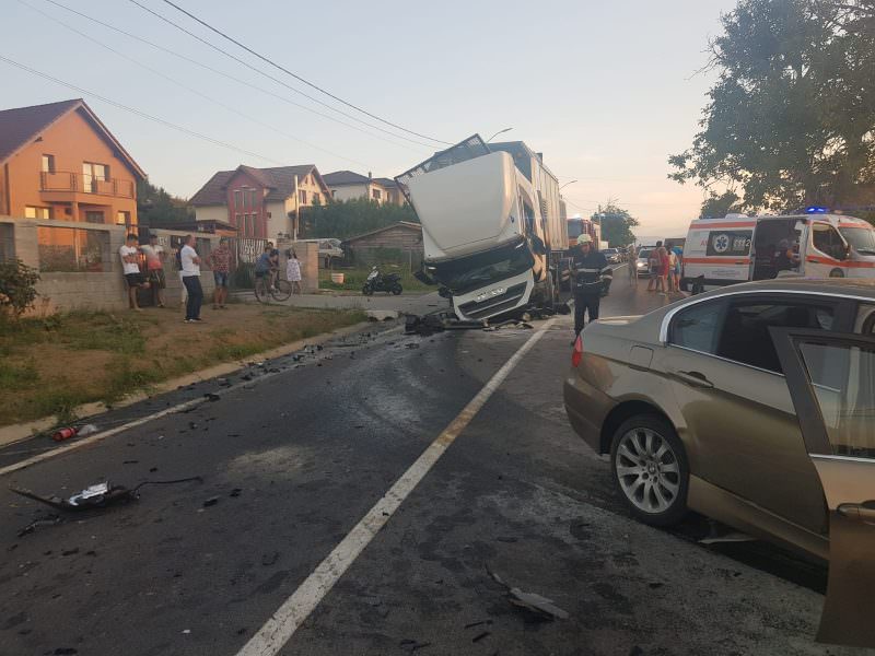 foto accident mortal la șura mare - o mașină s-a izbit de un tir