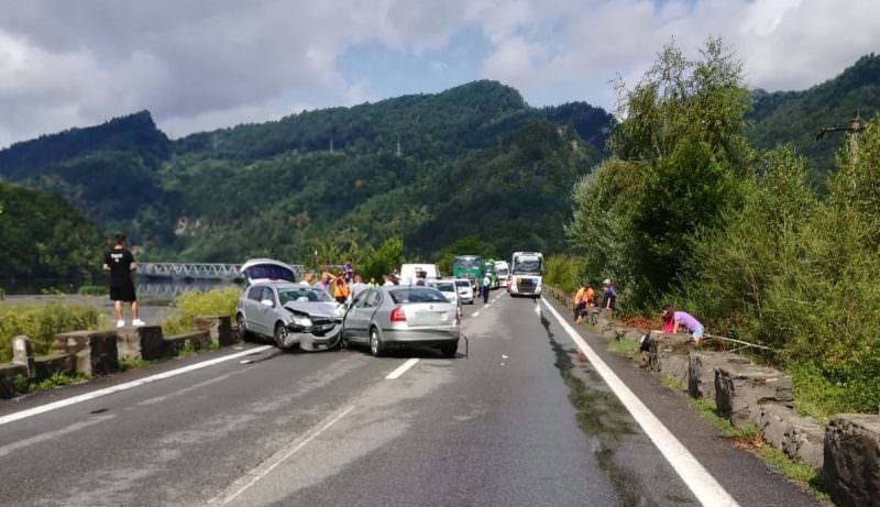 foto - accident cu trei mașini implicate pe valea oltului - patru răniți