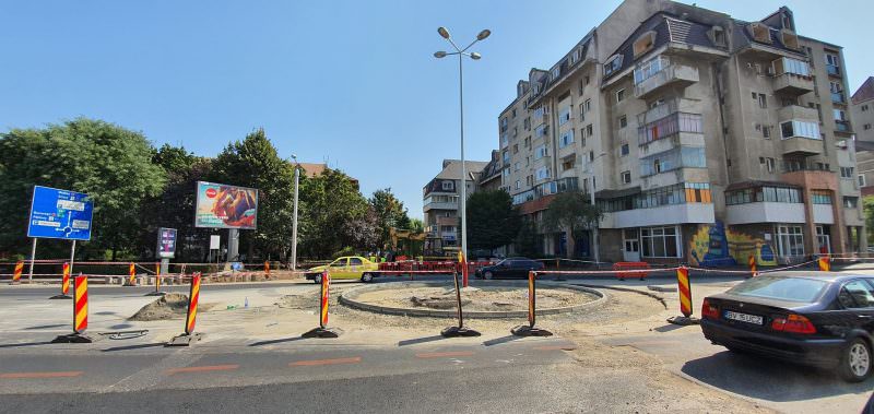 FOTO - Giratoriul de la primul mall construit în Sibiu, aproape finalizat pe strada Hermann Oberth