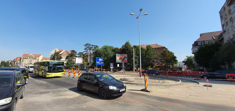 FOTO - Giratoriul de la primul mall construit în Sibiu, aproape finalizat pe strada Hermann Oberth