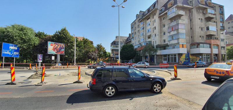 FOTO - Giratoriul de la primul mall construit în Sibiu, aproape finalizat pe strada Hermann Oberth