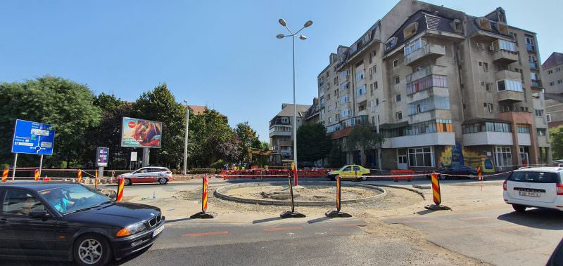 FOTO - Giratoriul de la primul mall construit în Sibiu, aproape finalizat pe strada Hermann Oberth