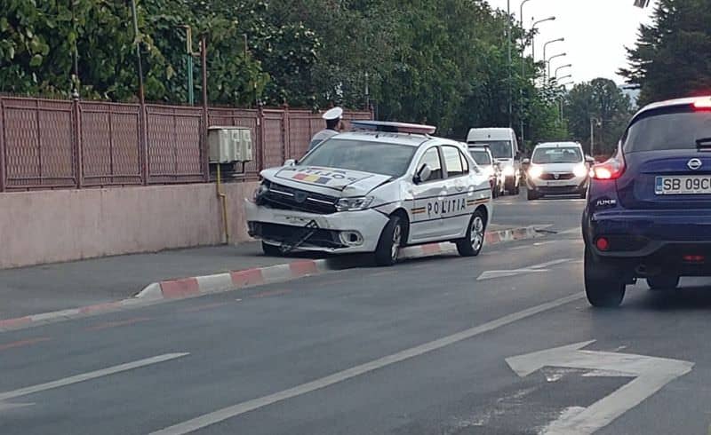 mașină de poliție în misiune lovită în trafic la sibiu