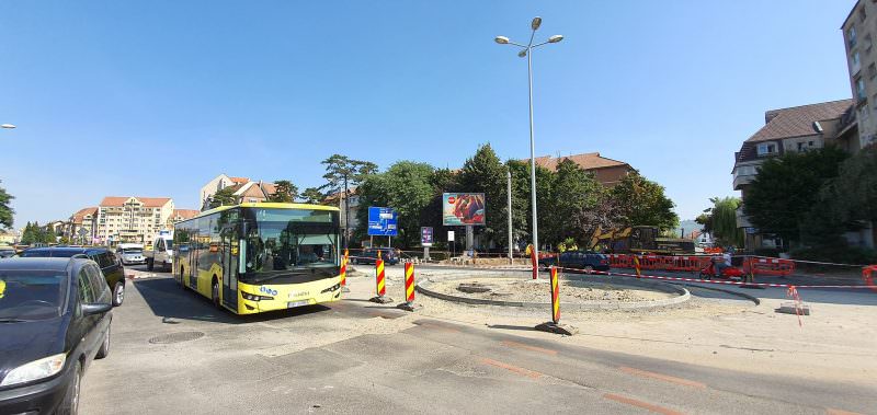 FOTO - Giratoriul de la primul mall construit în Sibiu, aproape finalizat pe strada Hermann Oberth