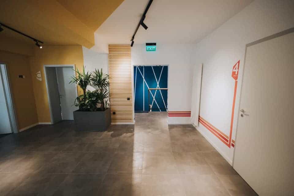 VIDEO: Cum arată un liceu din Sibiu modernizat cu fonduri private - LUX