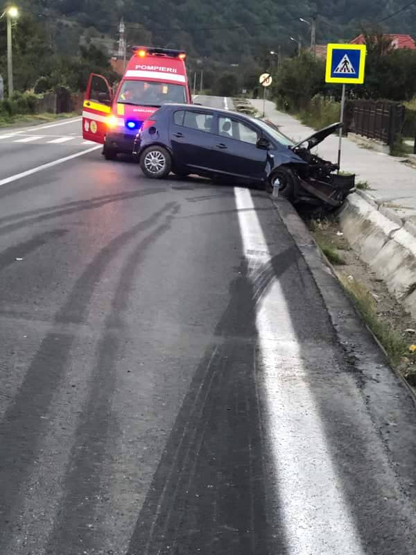 foto - mașină ieșită în decor pe valea oltului - o tânără rănită