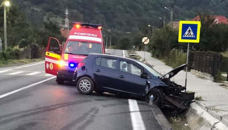 foto - mașină ieșită în decor pe valea oltului - o tânără rănită