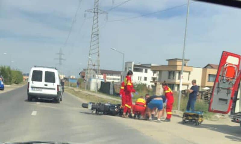 foto accident între un microbuz de marfă și o motocicletă pe calea cisnădiei