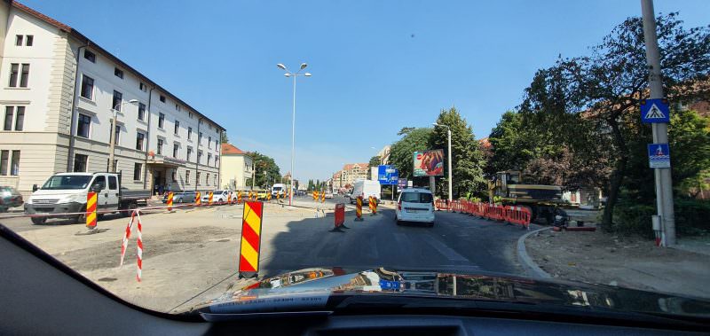 FOTO - Giratoriul de la primul mall construit în Sibiu, aproape finalizat pe strada Hermann Oberth