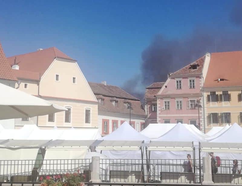 update foto incendiu pe 9 mai - flăcările s-au extins la o casă vecină