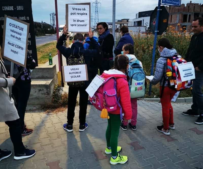 FOTO Protest inedit al locuitorilor din Arhitecților - copii cu măști pe față și mesaje pe ghiozdane