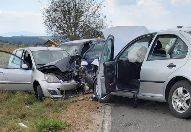 foto accident cu trei mașini implicate la cornățel